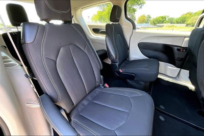2024 Chrysler Voyager LX