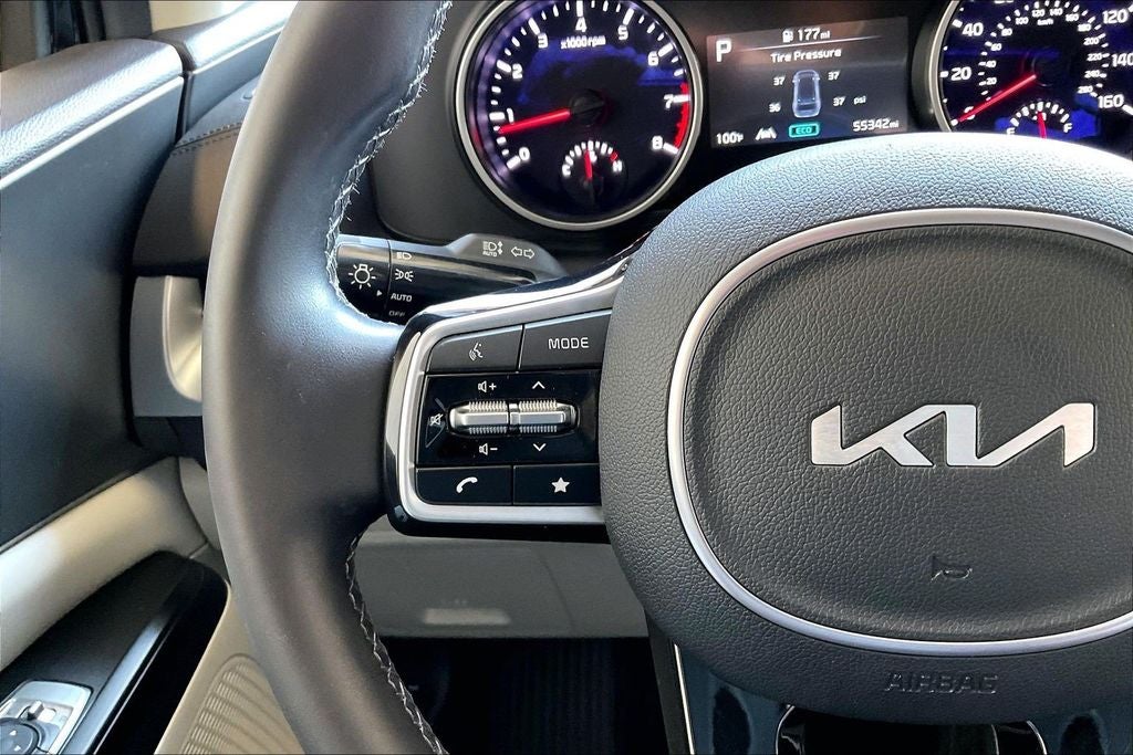2024 Kia Carnival LX
