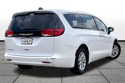 2023 Chrysler Voyager LX