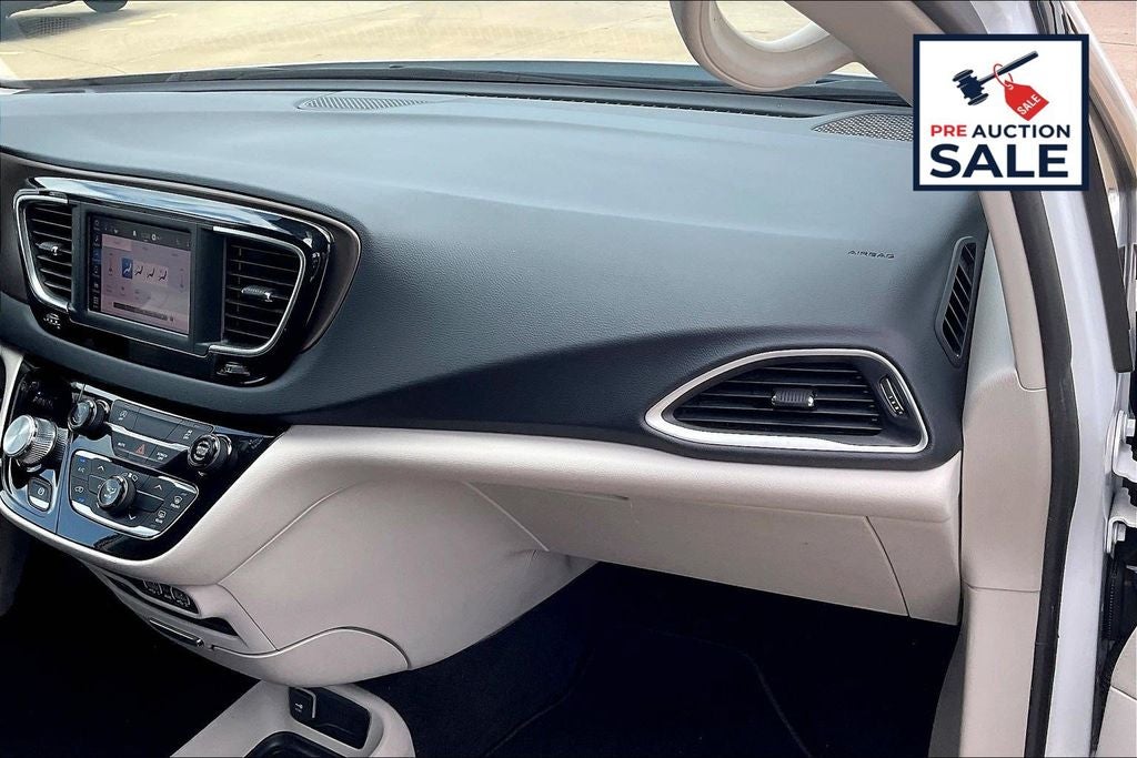 2023 Chrysler Voyager LX