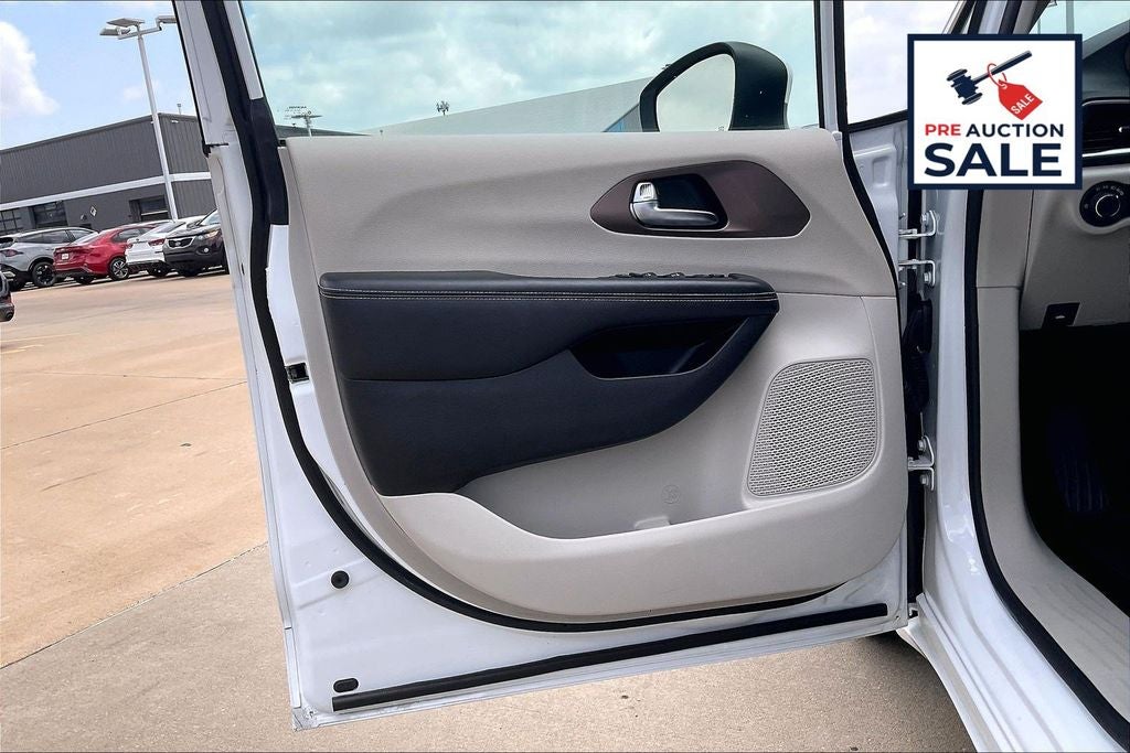 2023 Chrysler Voyager LX
