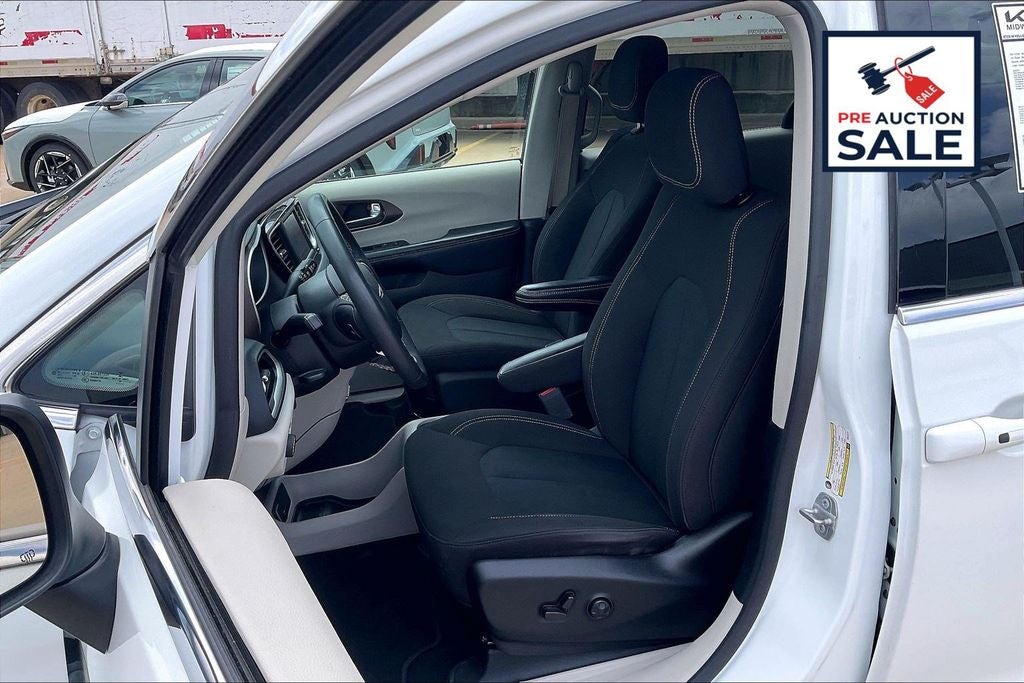 2023 Chrysler Voyager LX