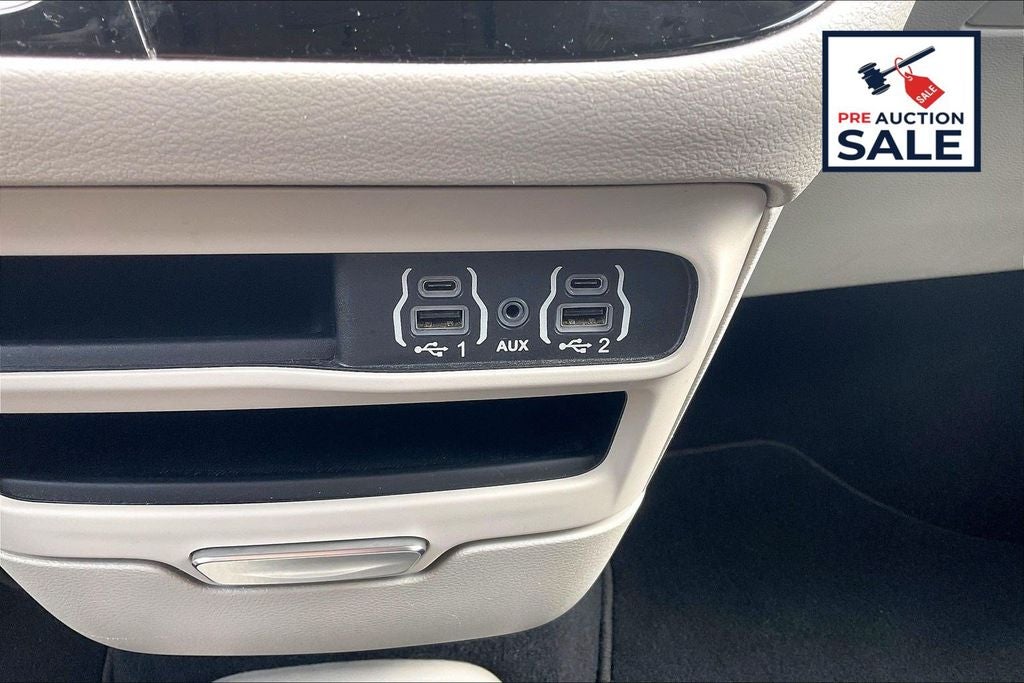 2023 Chrysler Voyager LX