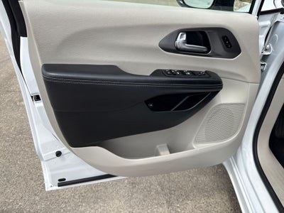 2024 Chrysler Pacifica Hybrid Select