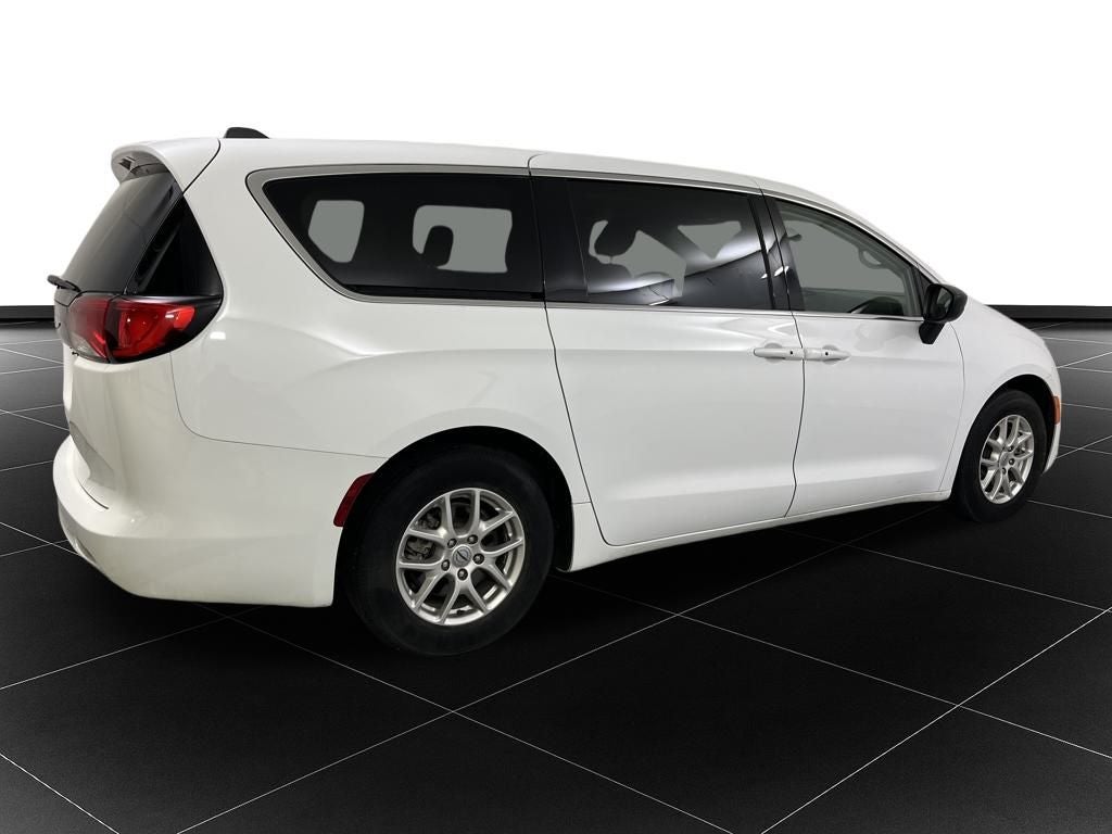 2024 Chrysler Voyager LX