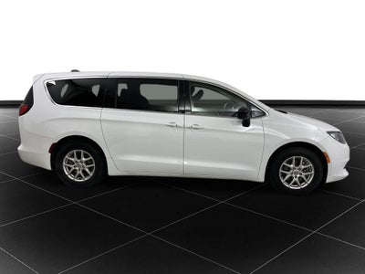 2024 Chrysler Voyager LX