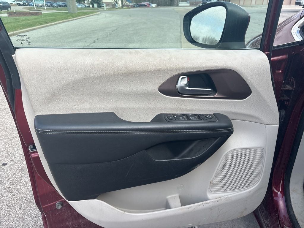 2023 Chrysler Voyager LX