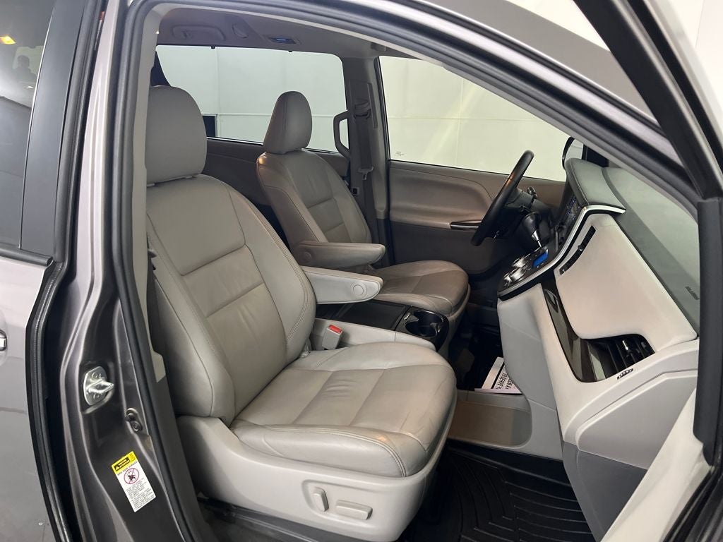 2017 Toyota Sienna XLE 7 Passenger