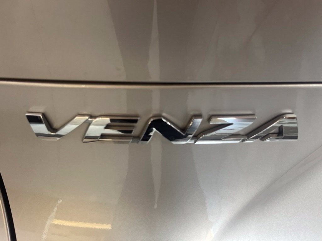 2024 Toyota Venza LE