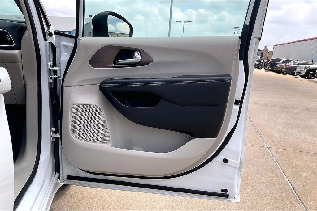 2023 Chrysler Voyager LX