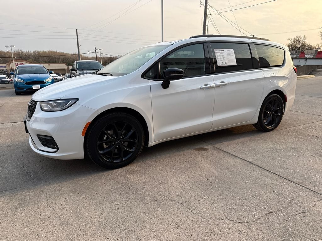 2025 Chrysler Pacifica Limited's photo