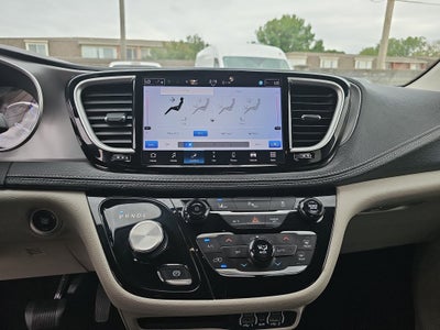 2024 Chrysler Pacifica Hybrid Select